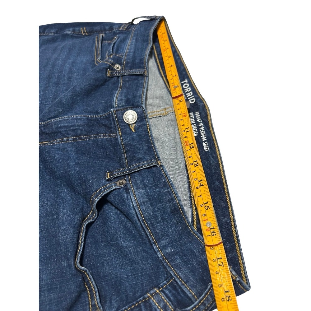 Torrid Perfect 10 Bermuda Shorts Vintage Stretch Denim Raw Hem Dark Wash Size 16 - Picture 5 of 7